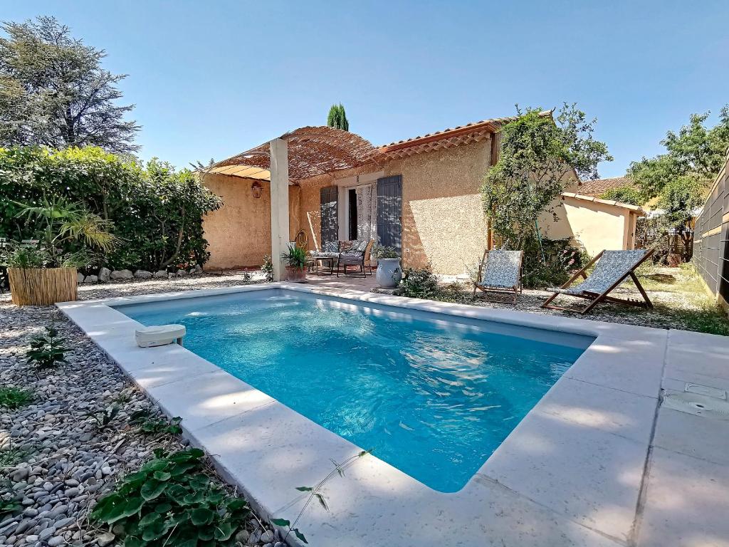 une piscine devant une maison dans l'établissement Mazet les oliviers Saint-Rémy de Provence, à Saint-Rémy-de-Provence