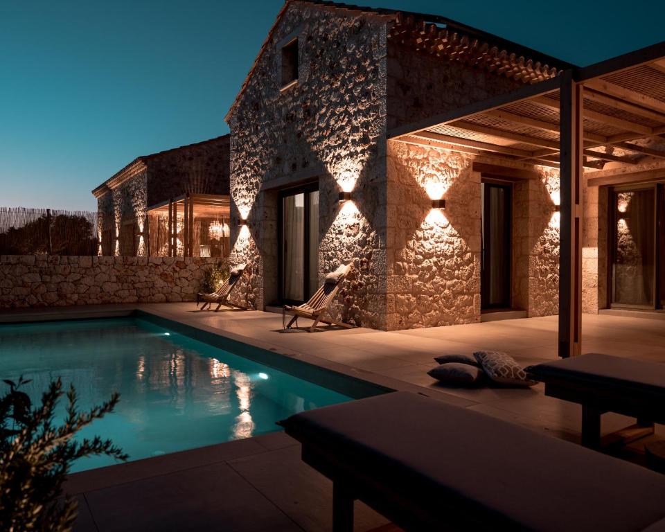 Basen w obiekcie PAPADRIA VILLAS - Modern Luxury villas near Kathisma Beach lub w pobliżu