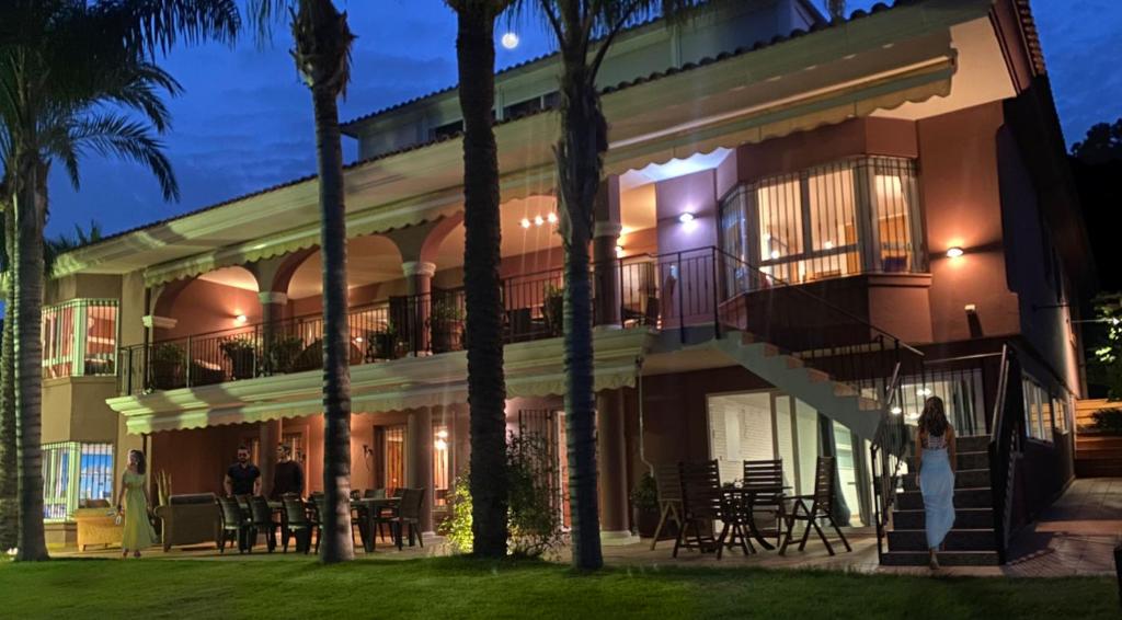 10 Bedroom 5 Star Luxury Villa & Heated Pool for 5 to 30 ...