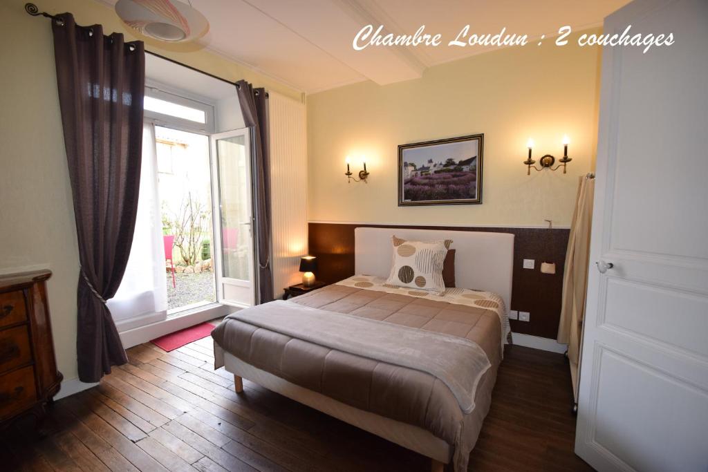 ルダンにあるL'étape de Loudunのベッドルーム1室(ベッド1台、大きな窓付)