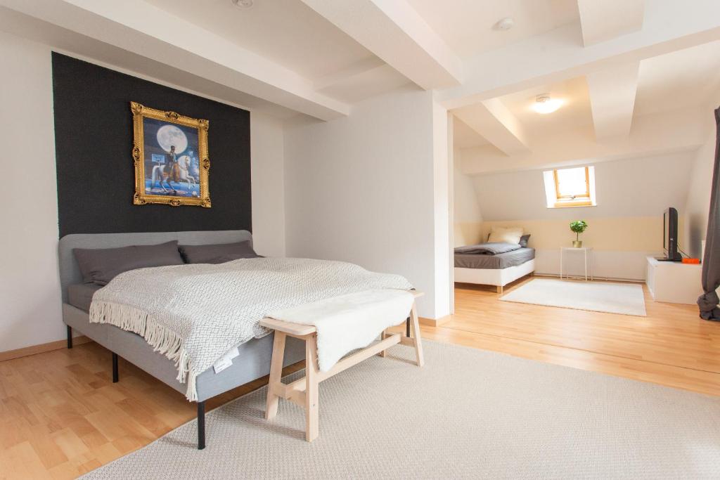 a bedroom with a bed with a painting on the wall at FULL HOUSE Premium Apartments Halle City KU15 in Halle an der Saale