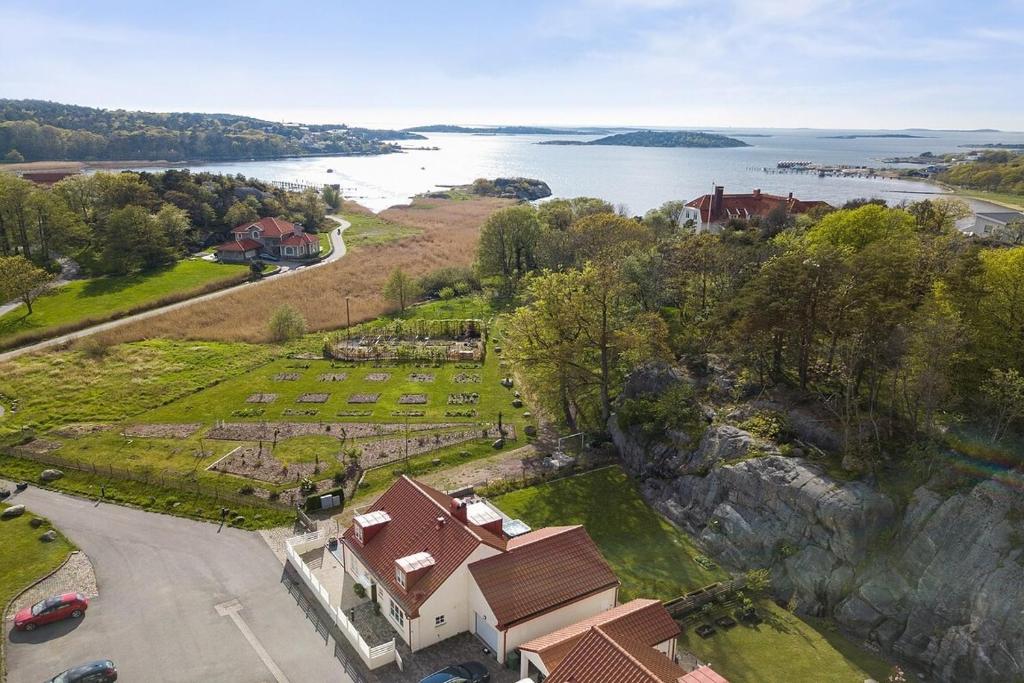 uma vista aérea de uma casa com um parque e um lago em Villa Lysholmen em Särö