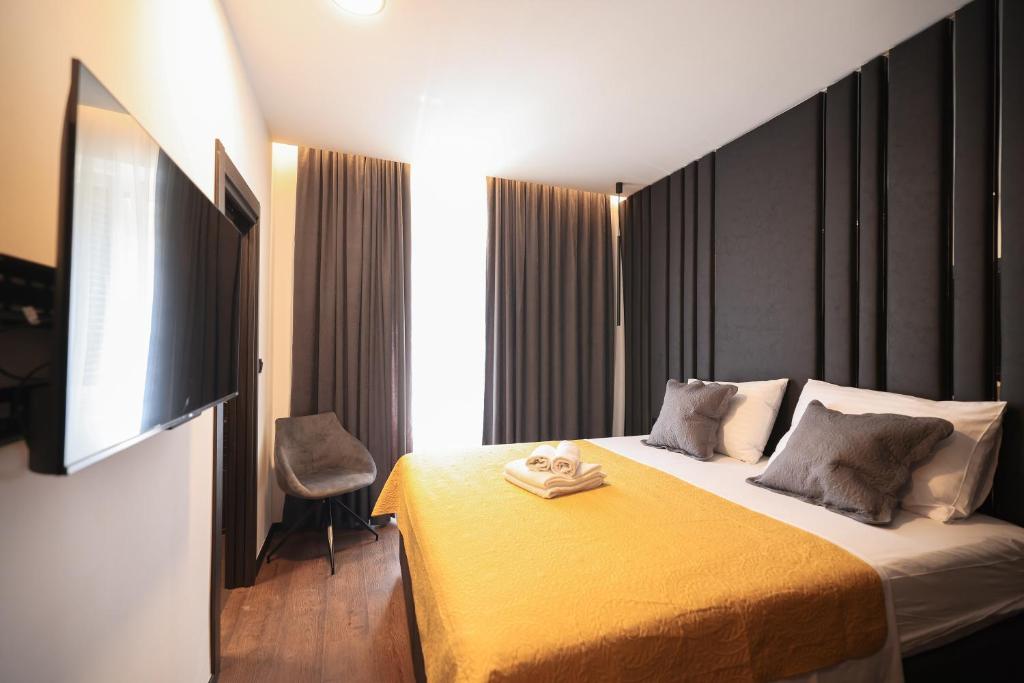 Łóżko lub łóżka w pokoju w obiekcie City Premium Rooms Old town