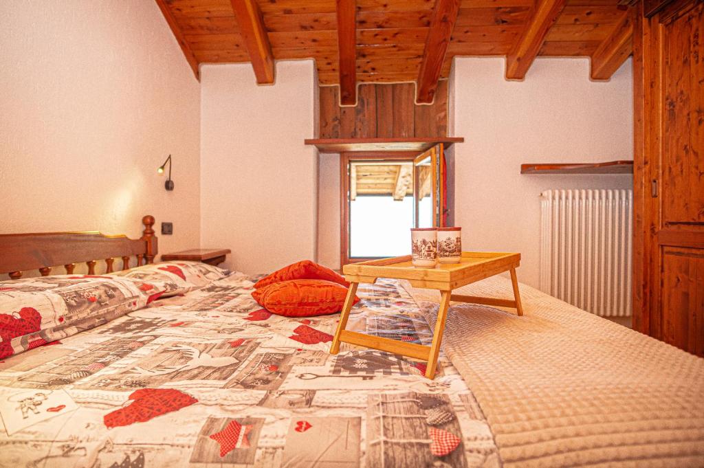 um quarto com uma cama com uma mesa em Lo Berio CIR 0071 em Saint-Vincent