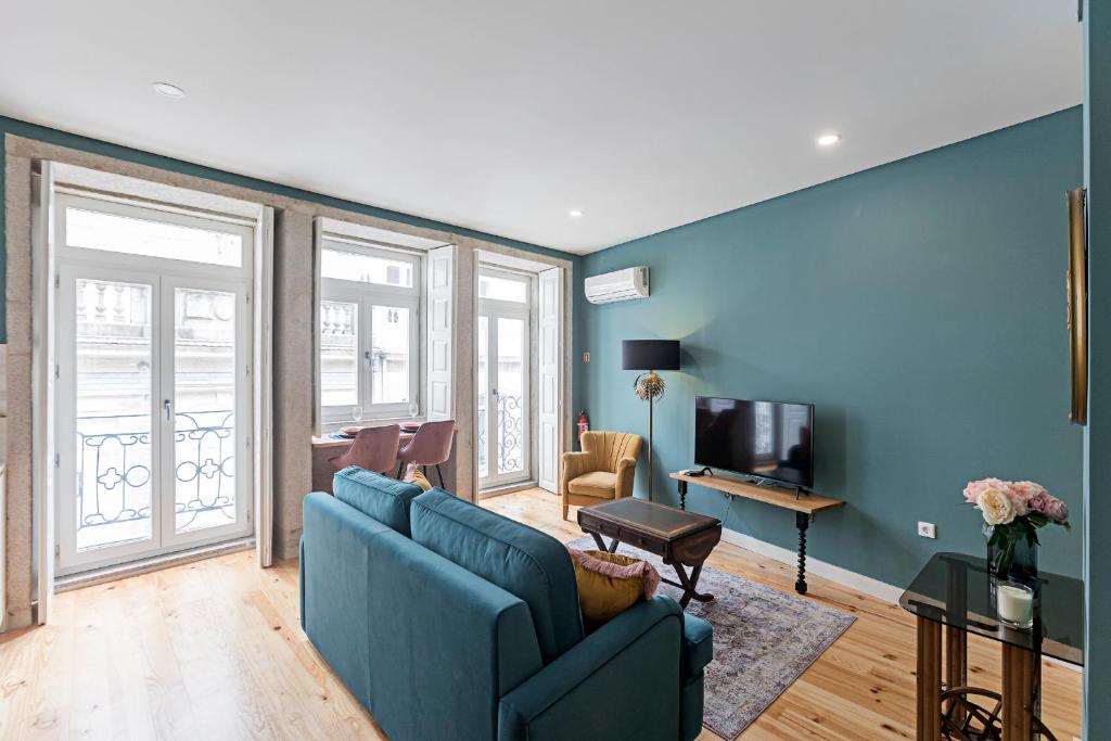 Turquoise Flat w AC & Balcony by LovelyStay