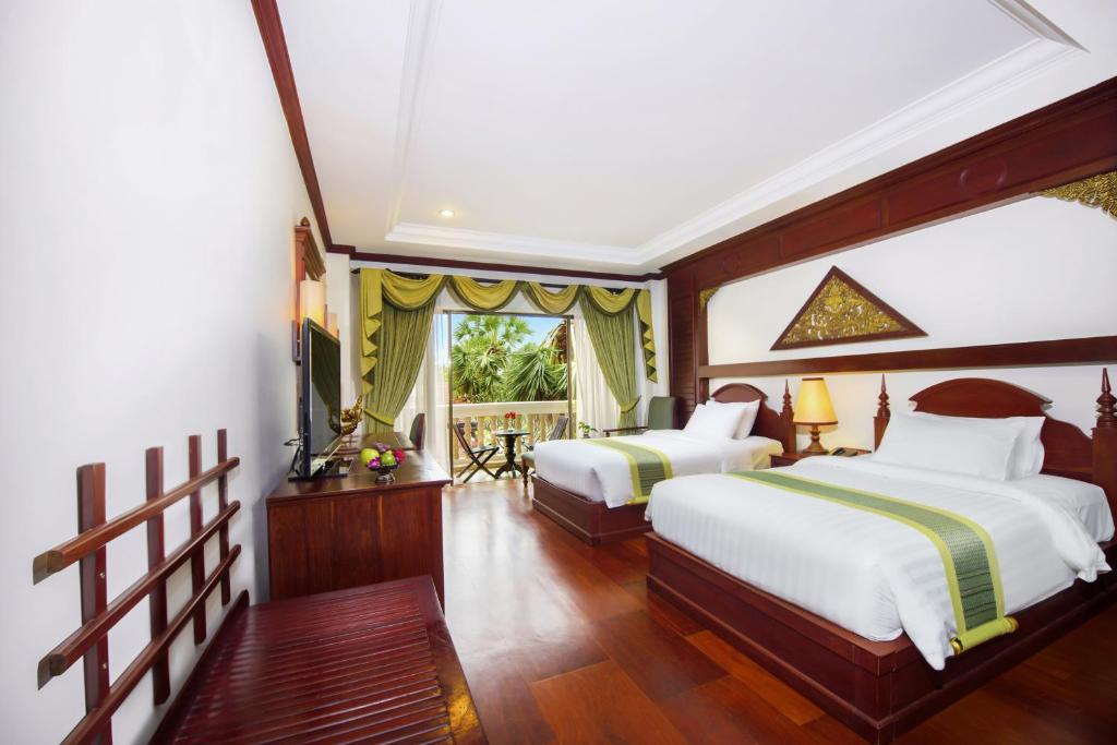 Postel nebo postele na pokoji v ubytování THE PRIVILEGE FLOOR by Borei Angkor