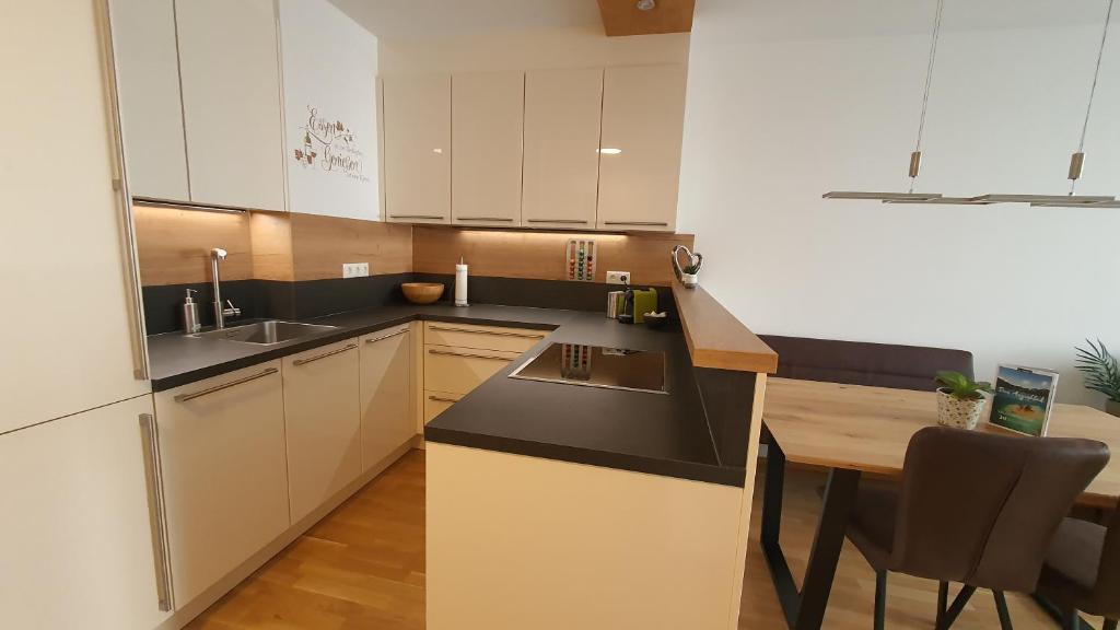 Kuchyň nebo kuchyňský kout v ubytování Luxuriöses Apartment mit Garten & Terrasse in der Nähe vom See im schönen Salzkammergut