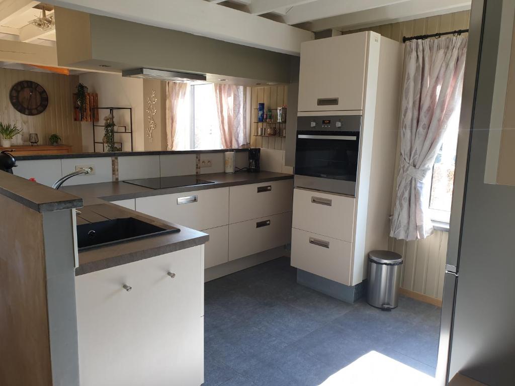 Kuchyň nebo kuchyňský kout v ubytování Gîte de charme en Ardennes