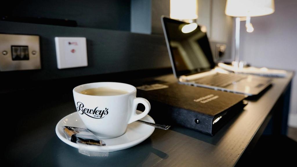 Příslušenství pro přípravu čaje a kávy v ubytování Claregalway Hotel