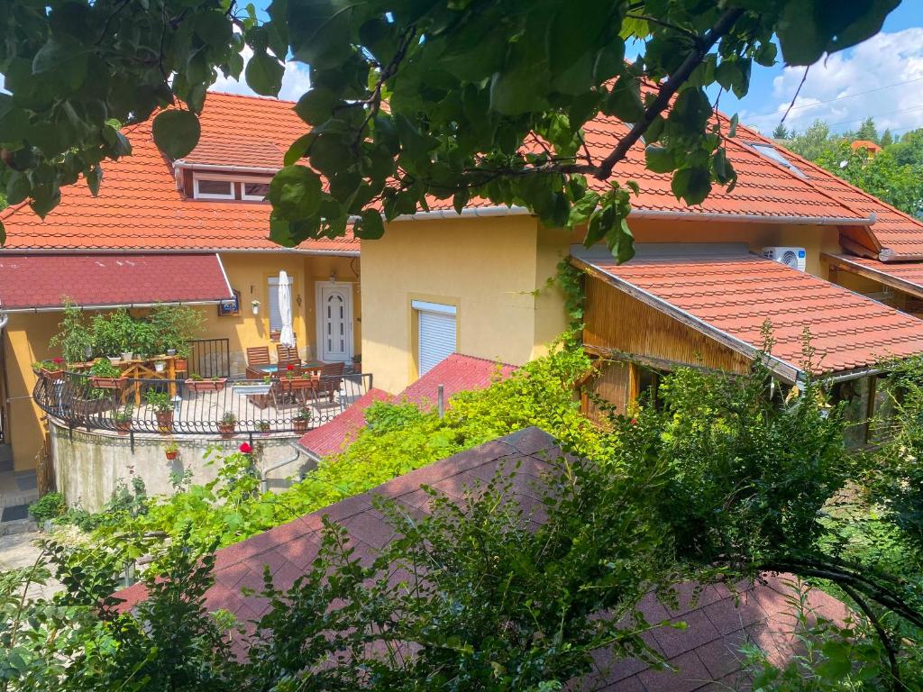エゲルにあるIstván Vendégházのオレンジ色の屋根の家