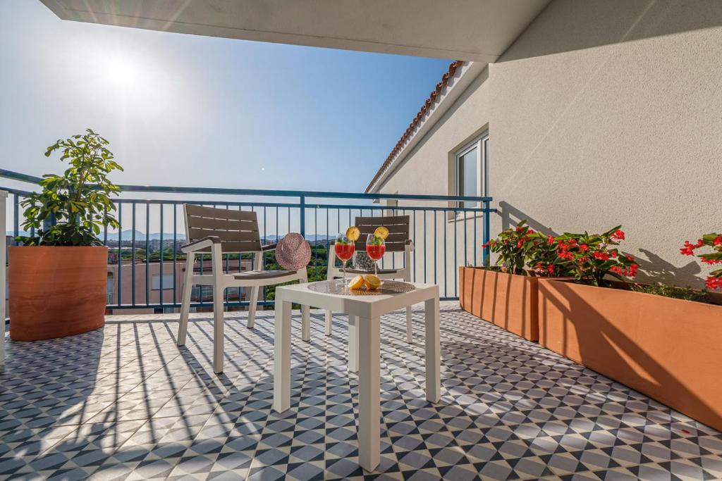 Un balcón con una mesa con bebidas. en Áncora Salou La Siesta Apartments en Salou