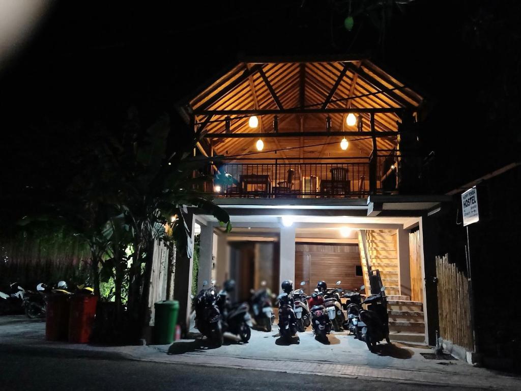 a group of motorcycles parked in front of a building at HAPPY PENIDA HOSTEL 2 in Toyapakeh