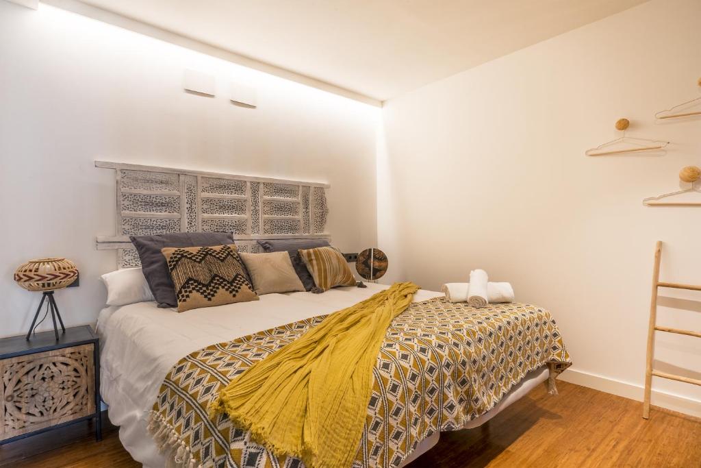 Łóżko lub łóżka w pokoju w obiekcie Ria AC by Staynnapartments