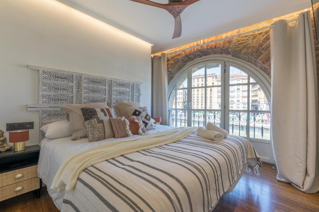 Łóżko lub łóżka w pokoju w obiekcie Ria AC by Staynnapartments