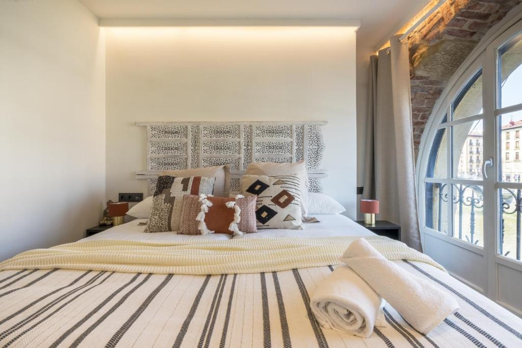 Łóżko lub łóżka w pokoju w obiekcie Ria AC by Staynnapartments