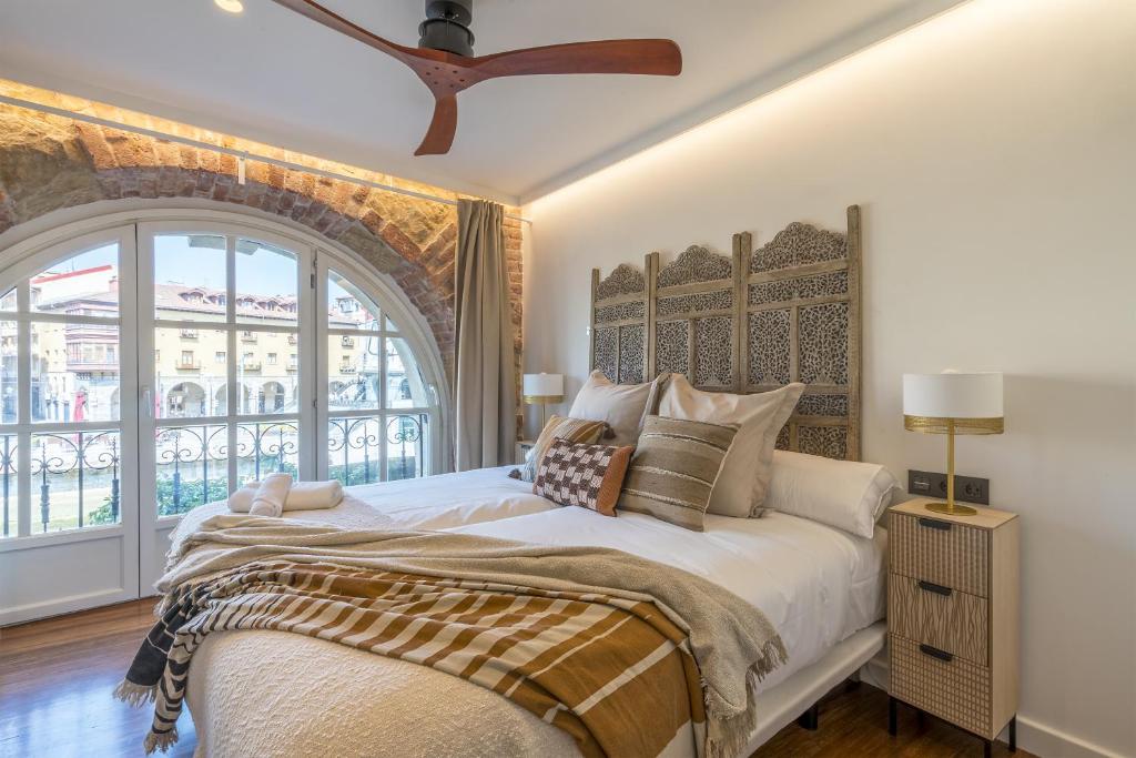 sypialnia z dużym łóżkiem i dużym oknem w obiekcie Ria AC by Staynnapartments w mieście Bilbao