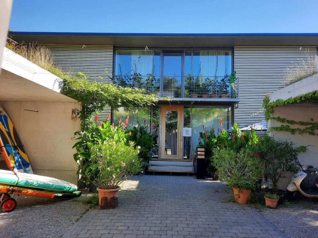 a house with plants in front of it at Glashus-Kajüte in Moos