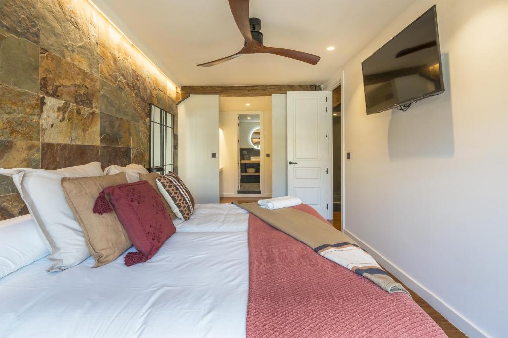 Łóżko lub łóżka w pokoju w obiekcie Ria AC by Staynnapartments