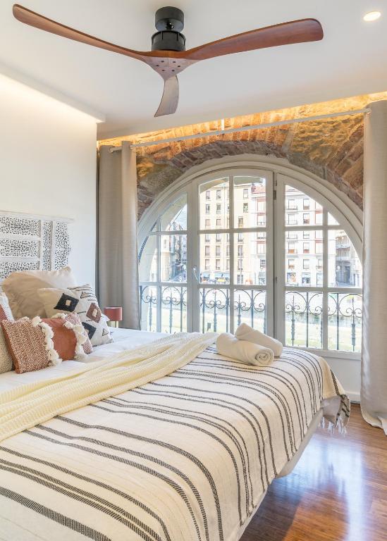 Łóżko lub łóżka w pokoju w obiekcie Ria AC by Staynnapartments