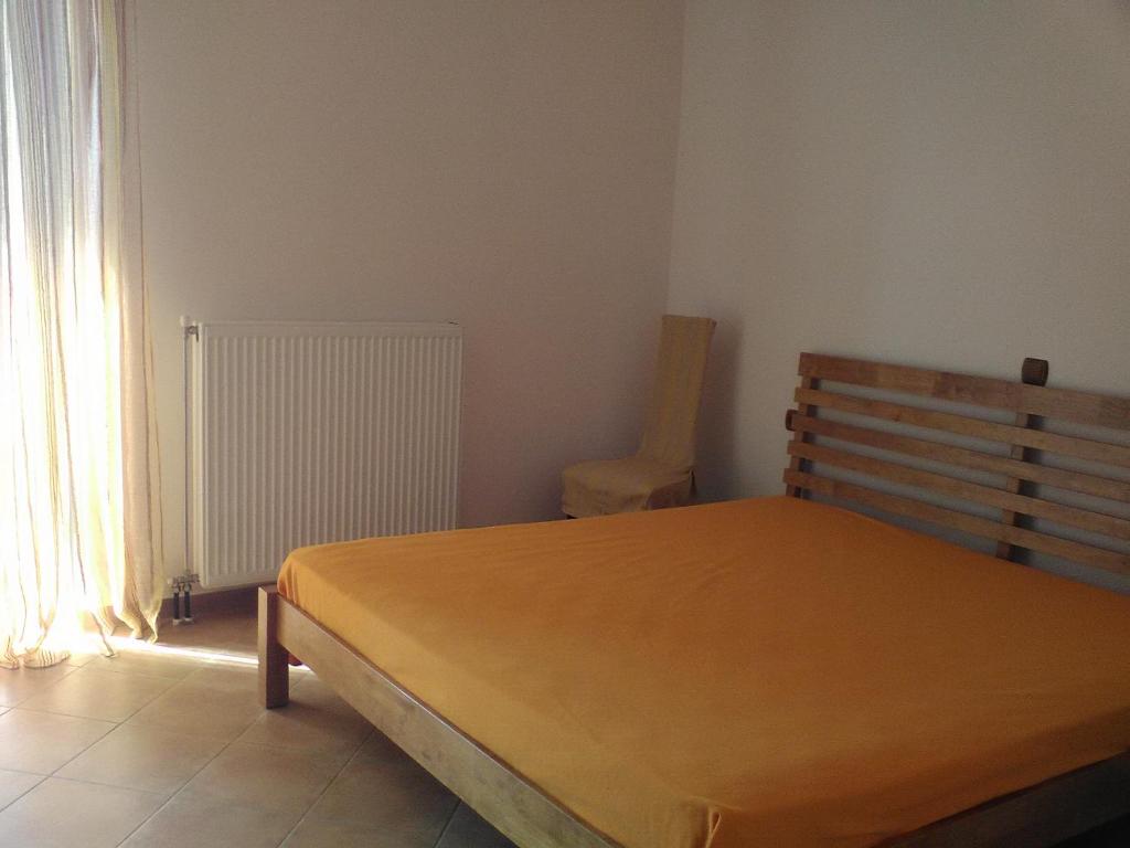 1 dormitorio con 1 cama, 1 silla y 1 ventana en Anatoli resort, en Áno Váthia