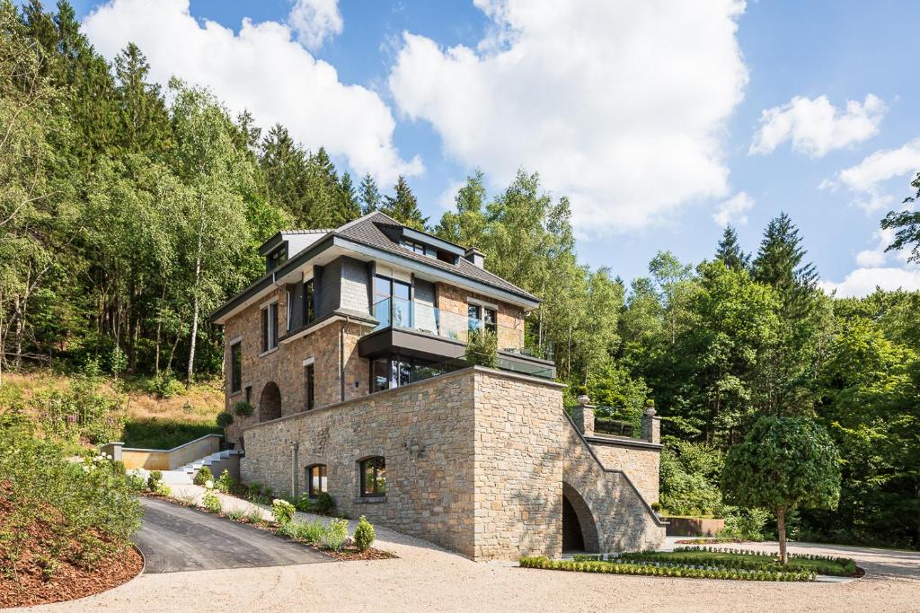 a brick house with a window on top of it at Le Moulin Noir à 400m du circuit in Francorchamps