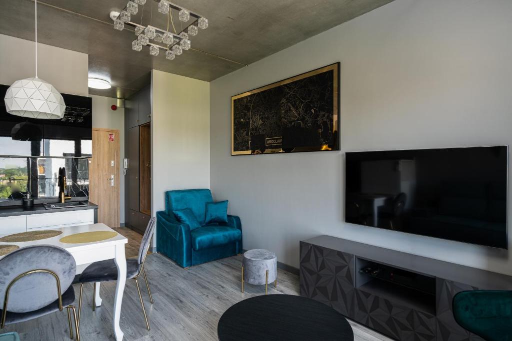 Televízia a/alebo spoločenská miestnosť v ubytovaní RentPlanet - Apartamenty Zarembowicza