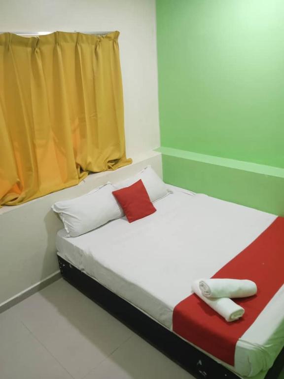 Postel nebo postele na pokoji v ubytování EZI HOTEL KLANG
