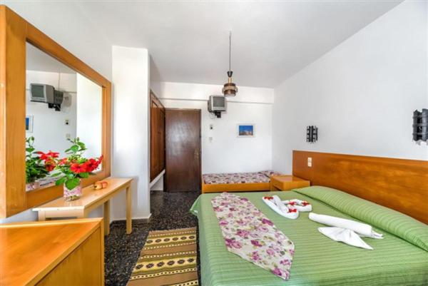 Postel nebo postele na pokoji v ubytování Harmony Hotel & Studio