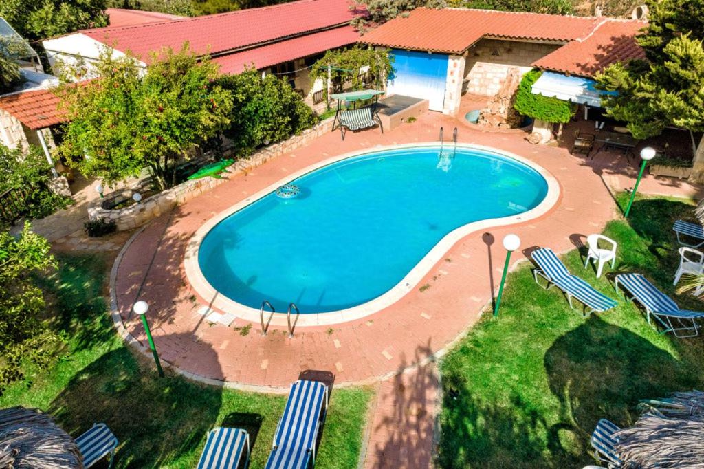 Bazén v ubytování Harmony Hotel & Studio nebo v jeho okolí