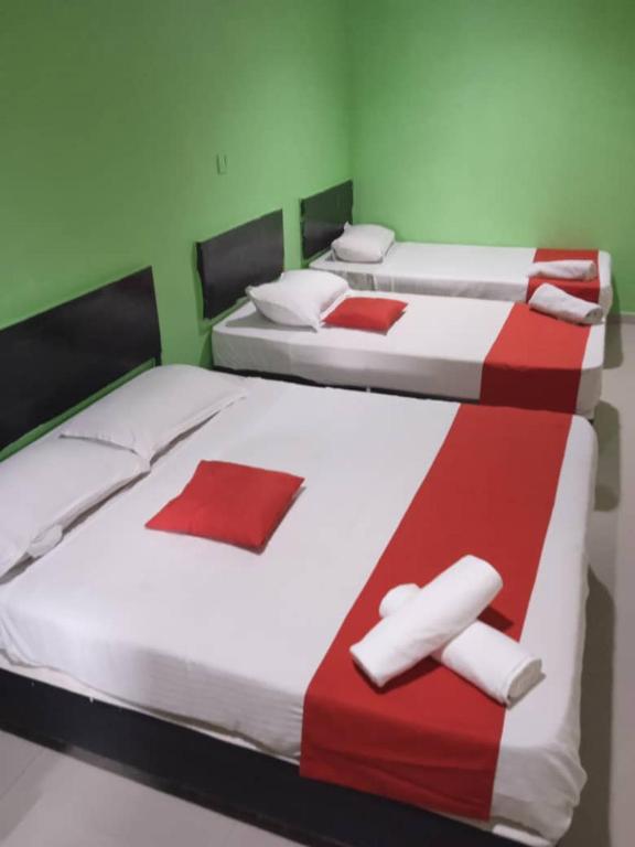 Postel nebo postele na pokoji v ubytování EZI HOTEL KLANG