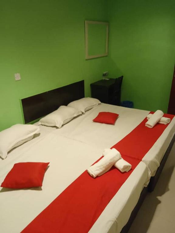 Postel nebo postele na pokoji v ubytování EZI HOTEL KLANG