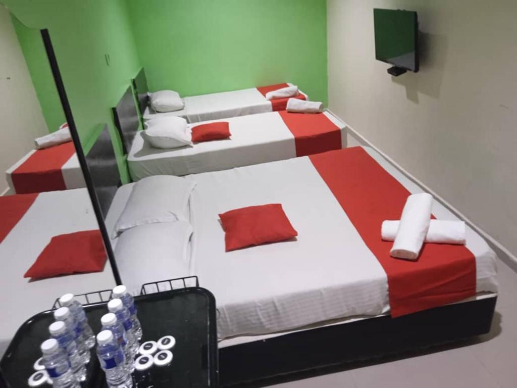 Postel nebo postele na pokoji v ubytování EZI HOTEL KLANG