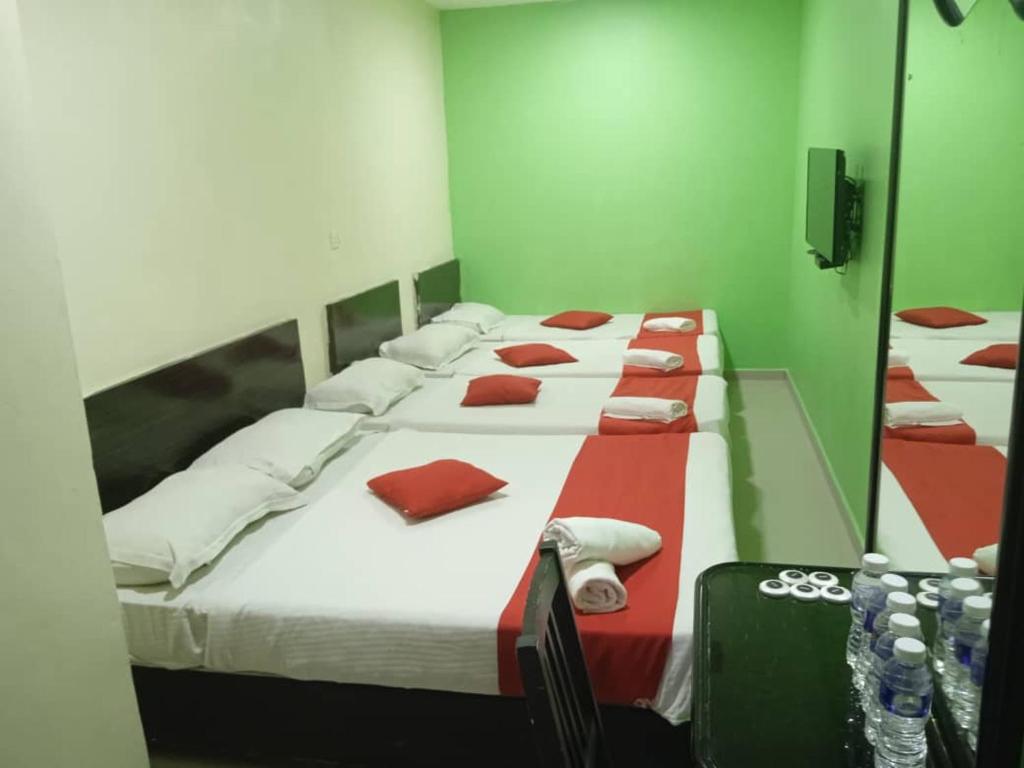 Postel nebo postele na pokoji v ubytování EZI HOTEL KLANG
