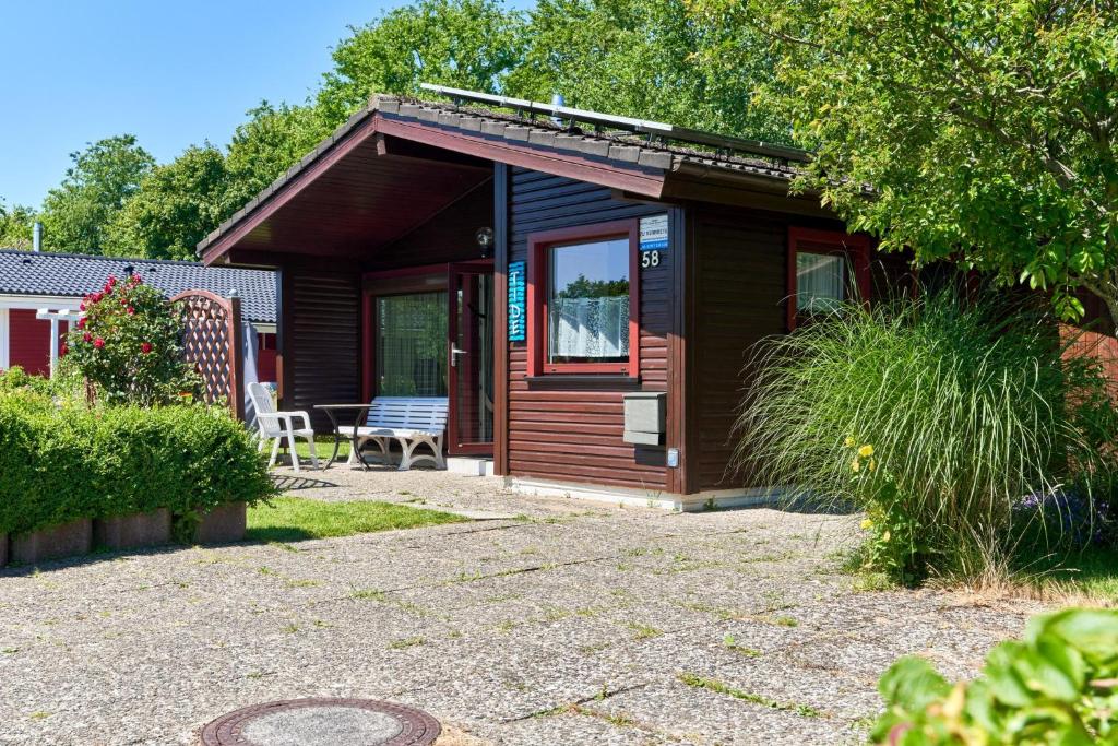 une cabane en bois avec une table et une chaise dans l'établissement Tide, à Simonsberg