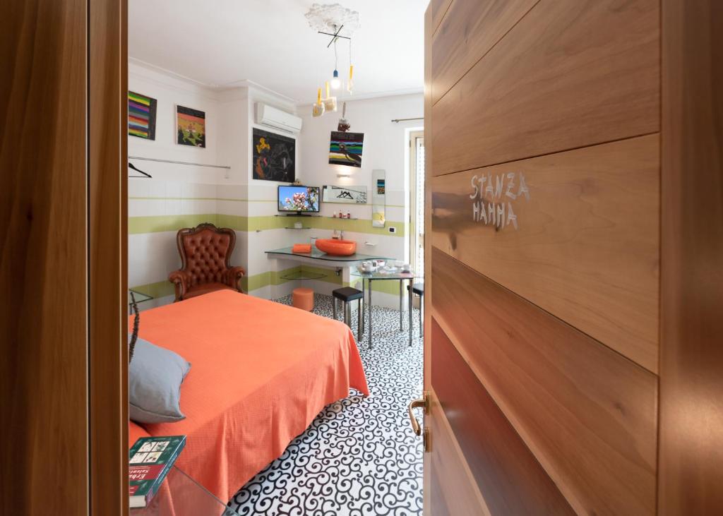 Habitación pequeña con cama y mesa en Casa D'Artista - Le stanze della stupidità, en Borgagne