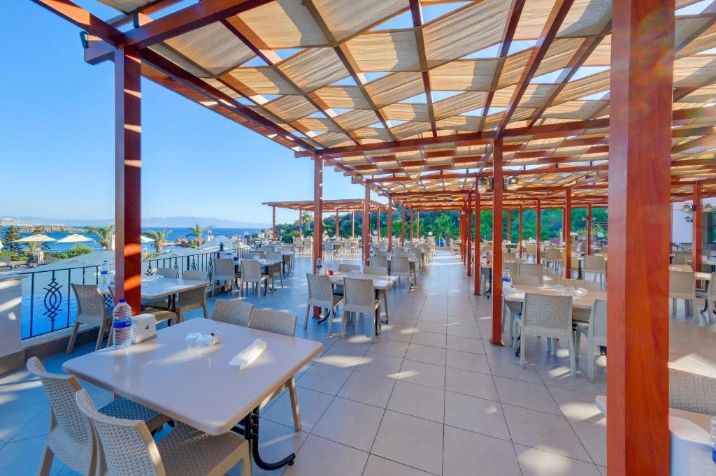 A restaurant or other place to eat at Yasmin Bodrum Resort