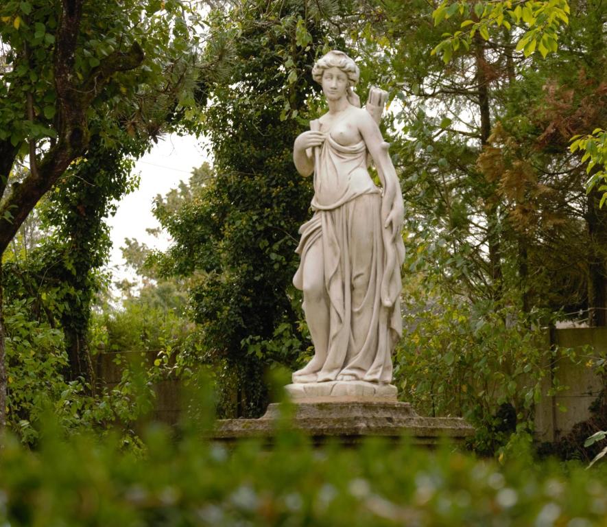 eine Statue einer Frau in einem Garten in der Unterkunft Pavillon de Diane, Le Malesherbois 