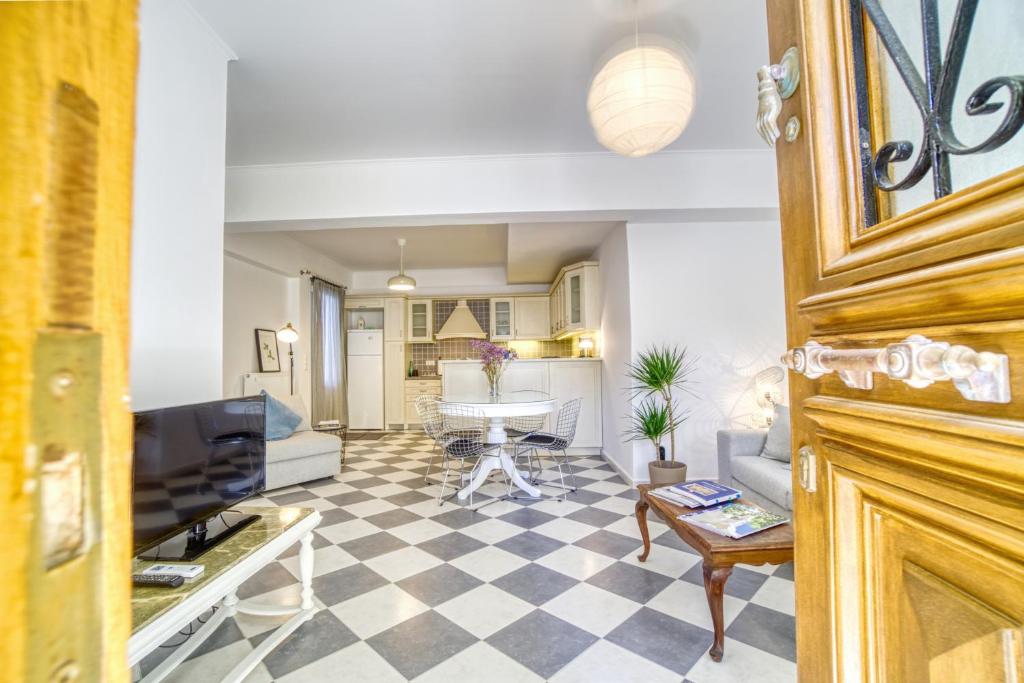 A kitchen or kitchenette at Stylish and Cozy Home in Andros Town by Explore Andros