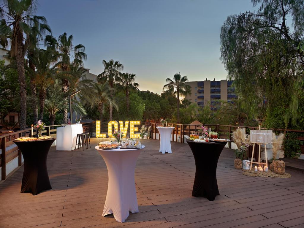 Un restaurante o sitio para comer en H10 Salou Princess