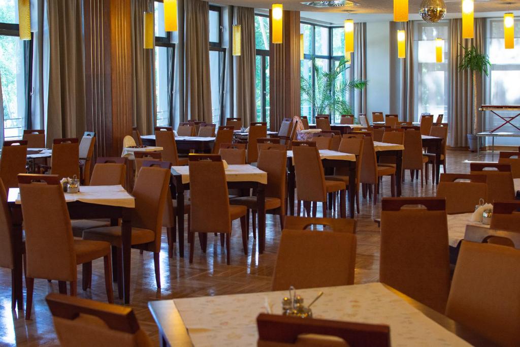 Reštaurácia alebo iné gastronomické zariadenie v ubytovaní Ośrodek Wypoczynkowy Wielki Błękit