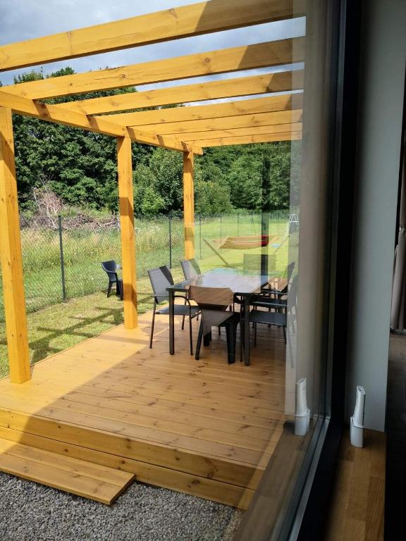 Patio alebo iná vonkajšia časť ubytovania Sielanka Szkotowo domek z jacuzzi
