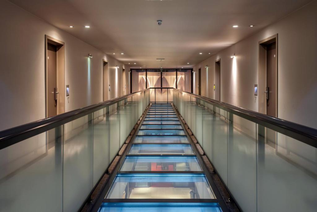 une piscine vide dans un bâtiment dans l'établissement Martin's Patershof, à Malines