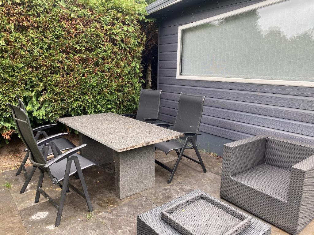 Patio nebo venkovní prostory v ubytování Mooi verblijf op rustig park