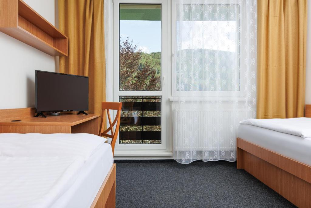 TV a/nebo společenská místnost v ubytování Resort Dlouhé Stráně