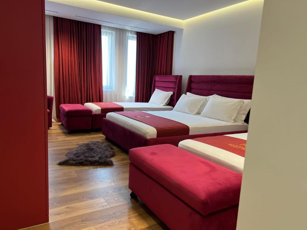 Postel nebo postele na pokoji v ubytování Mark Hotel Tirana