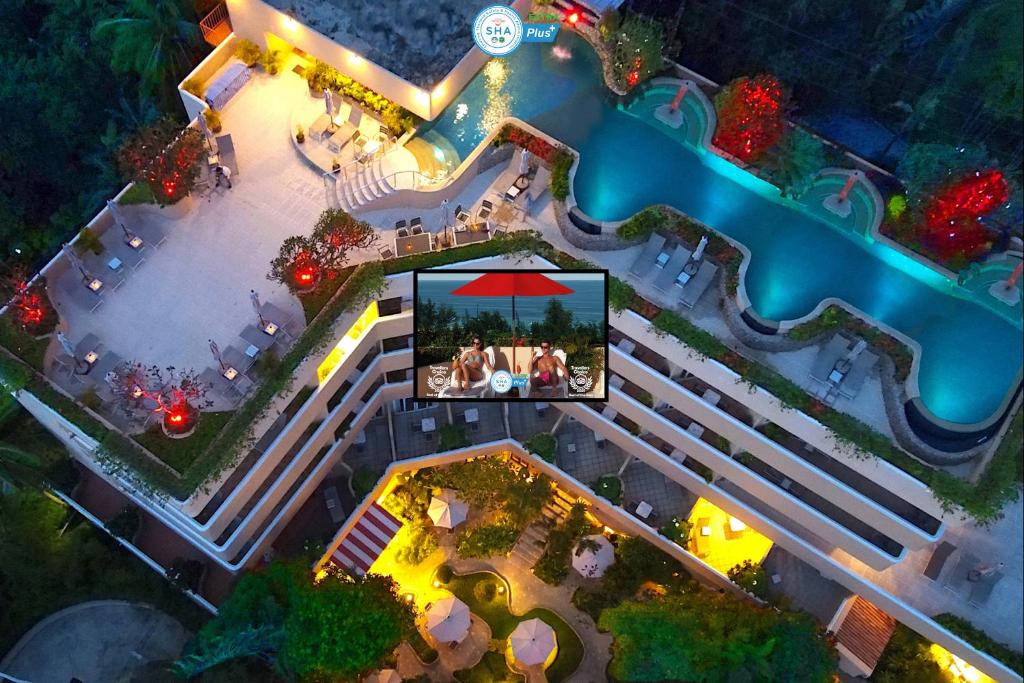 卡隆沙灘的住宿－Pacific Club Resort，享有度假村游泳池的顶部景致