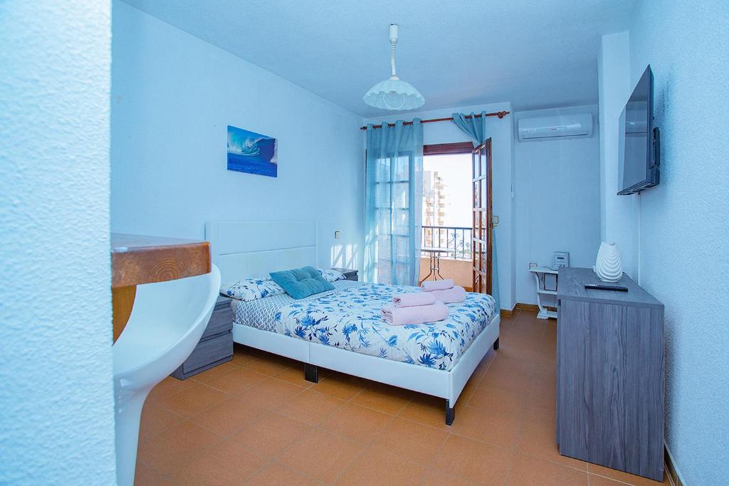 A bed or beds in a room at 042 Peaceful Mar View - Alicante Holiday