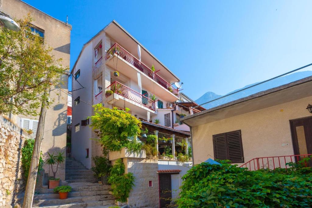 Budova, v ktorej sa apartmán nachádza