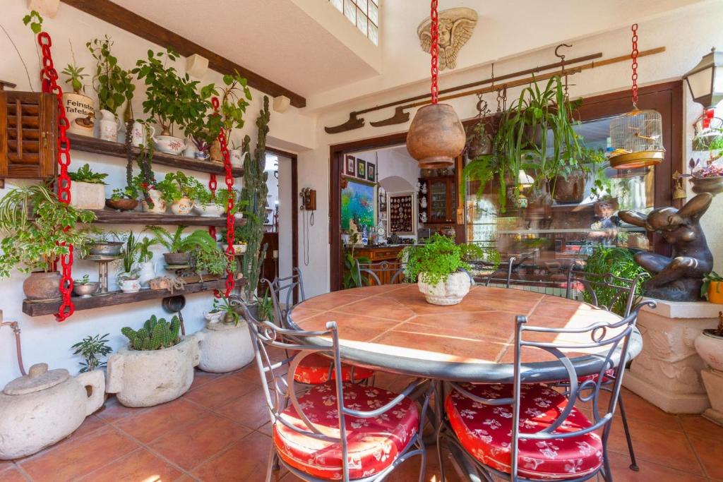 Reštaurácia alebo iné gastronomické zariadenie v ubytovaní Studio Makarska 11063d