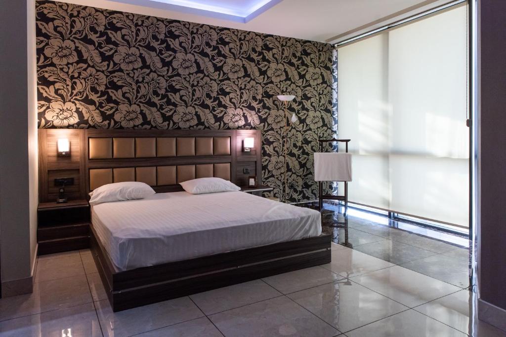 Postel nebo postele na pokoji v ubytování Avan Plaza Hotel